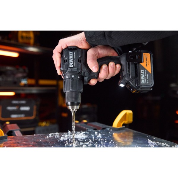 Фото - Дрель-шуруповерт DeWALT DCD86MM2T